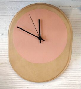 horloge murale en marqueterie de cuir réalisée par l'atelier dahu